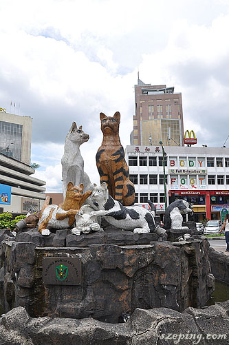 kuching_statue1.jpg